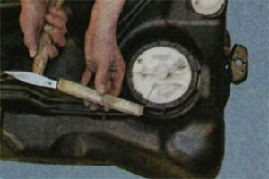 Ослабьте затяжку прижимного кольца крепления модуля топливного насоса к топливному баку
