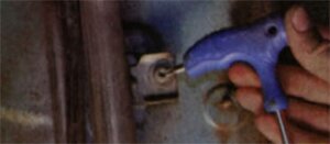 Выверните винты крепления наливной трубы топливного бака к боковине кузова и к правому заднему лонжерону