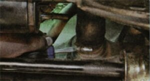Ослабьте затяжку хомута крепления соединительного шланга наливной трубы к патрубку топливного бака