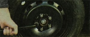 Навинчивая гайки, проследите за тем, чтобы их конусные части совместились с конусными поверхностями отверстий в диске колеса, иначе во время движения гайки ослабнут и возможна потеря колеса.