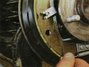 Вставьте щупы толщиной 2,0 мм между концевыми ограничителями разжимных рычагов и задних тормозных колодок обоих барабанных тормозных механизмов задних колес
