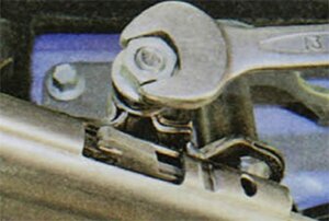 Ослабьте затяжку контргайки наконечника переднего троса привода стояночного тормоза