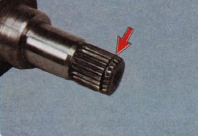 При пользовании монтажной лопаткой при выпрессовке внутреннего шарнира из шестерни полуоси коробки передач не повредите картер коробки передач и шарнир