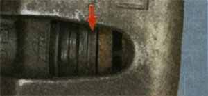 Проверьте через отверстие в корпусе тормозной скобы состояние колодок