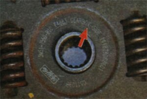 Устанавливайте ведомый диск таким образом, чтобы надпись «GEARBOX-SIDE» была направлена в сторону коробки передач
