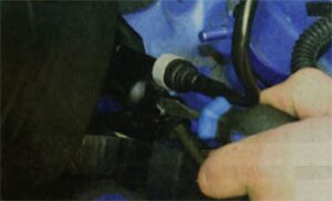 Отожмите отверткой фиксатор наконечника трубопровода гидропривода выключения сцепления