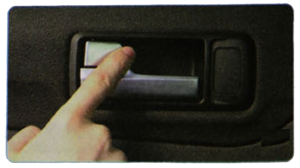 Передние двери можно заблокировать снаружи ключом... или клавишей блокировки, нажав на нее до щелчка