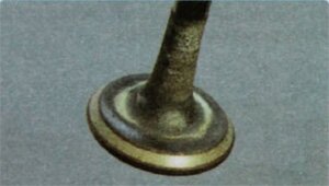 Притирайте клапан до появления на его фаске матово-серого непрерывного однотонного пояска шириной не менее 1,5 мм