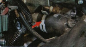 подводящий шланг радиатора от отводящего патрубка водяной рубашки, расположенного под катушкой зажигания