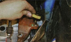 Отсоедините наконечники тросов от рычагов механизма переключения передач
