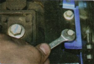 Выверните два болта отверните четыре гайки крепления кронштейна воздушного фильтра и снимите кронштейн.