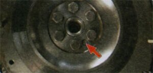 Маховик можно установить только в одном положении, совместив дополнительное отверстие в нем со штифтом, запрессованным во фланец коленчатого вала