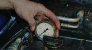 Вверните в свечное отверстие проверяемого цилиндра компрессометр