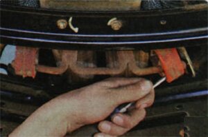 Для замены подушек подвески катколлектора и задней части основного глушителя сдвиньте подушку отверткой с кронштейна катколлектора