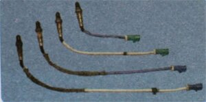 Обратите внимание на то, что жгуты проводов датчиков концентрации кислорода разной длины. Помимо этого различается цвет колодок и изоляции жгутов. Устанавливайте датчики в те же места нового катколлектора, в которых они были на старом.
