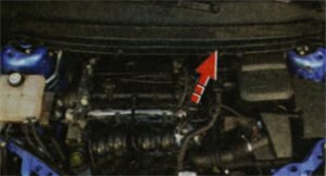 Бачок установлен на главном цилиндре тормоза с левой стороны моторного отсека у щита передка (на фото бачок закрыт решеткой короба воздухопритока)