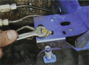 Выверните болт крепления «массовых» проводов к кронштейну кузова отсоедините провода от кронштейна и отведите их в сторону