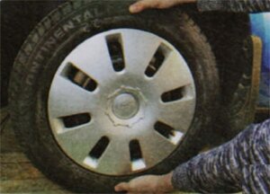 Покачивая колесо в вертикальной плоскости, проверьте шаровые опоры на наличие люфтов