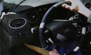 Установите передние колеса в положение, соответствующее прямолинейному движению автомобиля