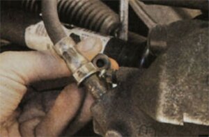 Осмотрите соединение тормозных трубок с рабочими цилиндрами задних колес и клапаны выпуска воздуха
