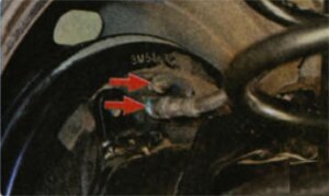 Осмотрите соединение тормозных трубок с рабочими цилиндрами задних колес и клапаны выпуска воздуха.
