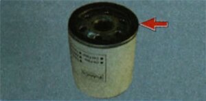 Если уплотнительное кольцо нового фильтра не обработано изготовителем консистентной смазкой или тальком, смажьте кольцо чистым моторным маслом и заверните фильтр на место