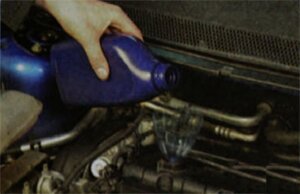 Залейте чистое моторное масло