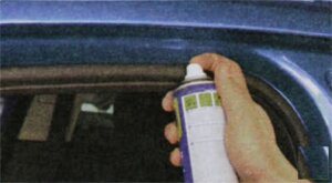 Резиновые уплотнители дверей и проема багажника (силиконовая смазка в аэрозольной упаковке).