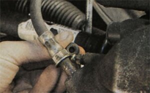 Очистите от грязи клапаны выпуска воздуха и снимите защитные колпачки клапанов рабочих цилиндров тормозных механизмов передних и задних колес.