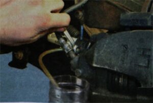 Таким же способом замените тормозную жидкость в рабочем цилиндре тормозного механизма левого переднего колеса