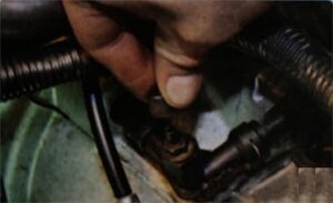 Снимите защитный колпачок с клапана для удаления воздуха рабочего цилиндра сцепления
