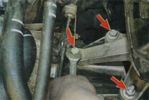 Выверните два болта и шпильку крепления кронштейна левой опоры подвески силового агрегата к картеру коробки передач